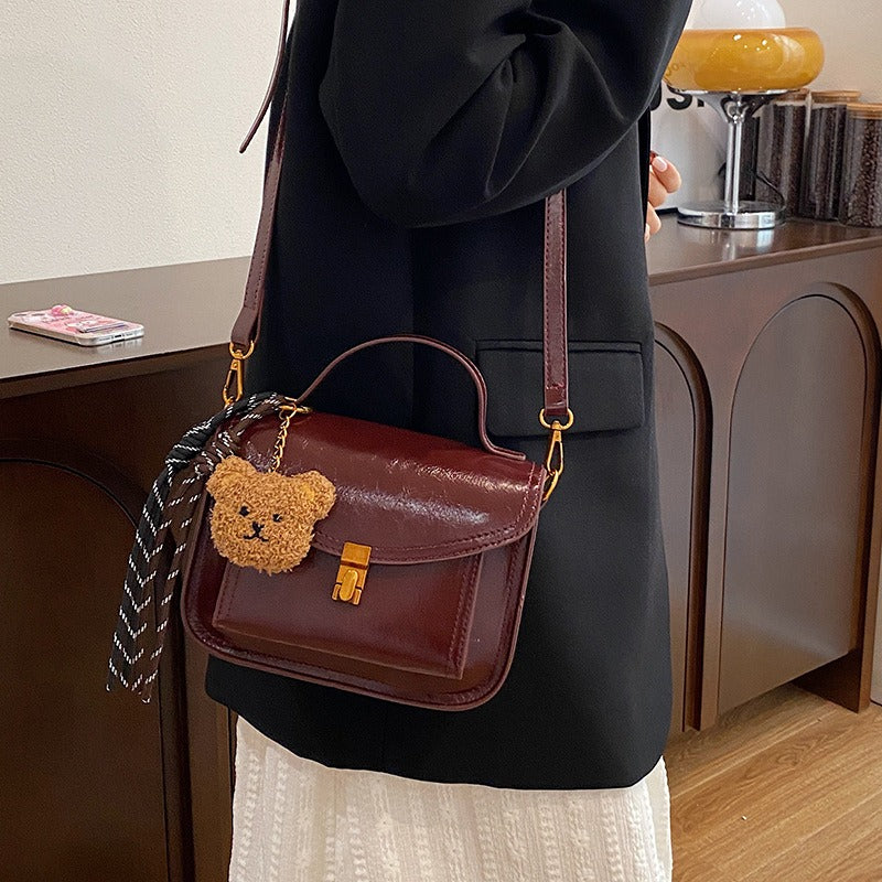Sac à bandoulière structuré marron en similicuir, idéal pour femme. Accessoire mode élégant et pratique.