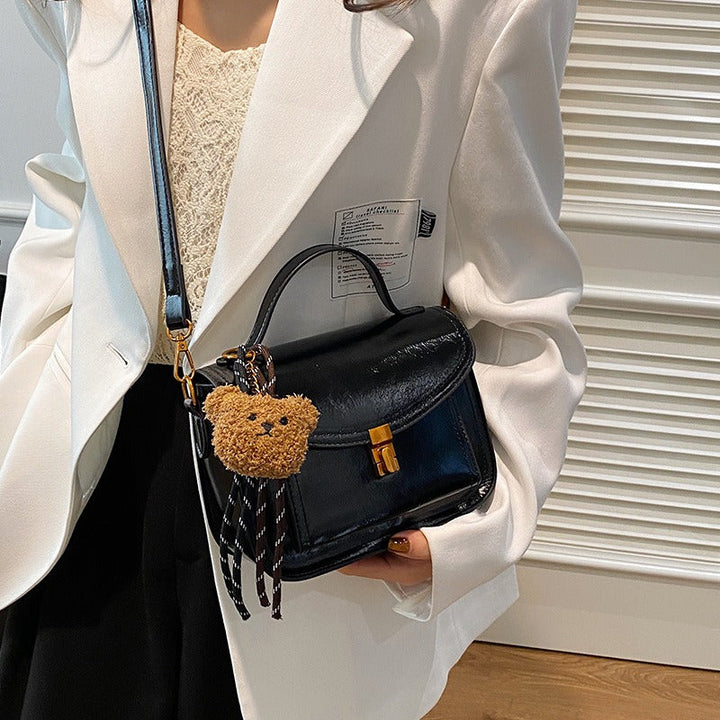 Élégant sac à bandoulière structuré couleur vin pour femme. Similicuir, un accessoire mode plein de charme.