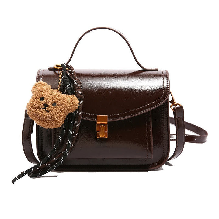 Détail du similicuir d'un sac à bandoulière structuré pour femme. Qualité et charme accessoire mode.