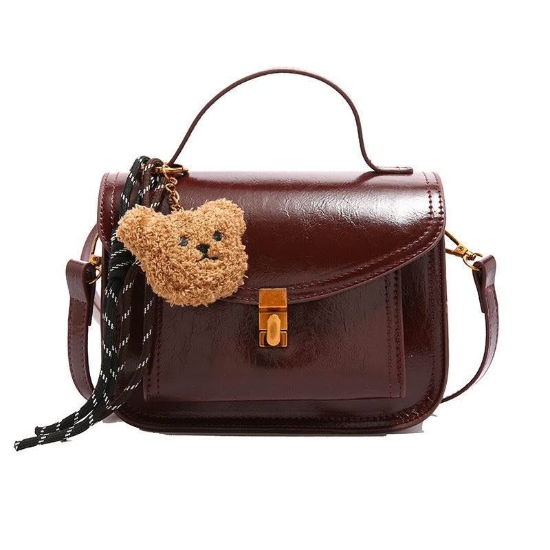 Femme portant un sac à bandoulière structuré noir, élégant et tendance. Accessoire mode parfait au quotidien.