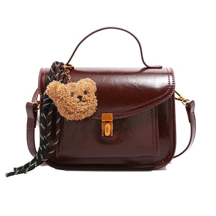 Femme portant un sac à bandoulière structuré noir, élégant et tendance. Accessoire mode parfait au quotidien.