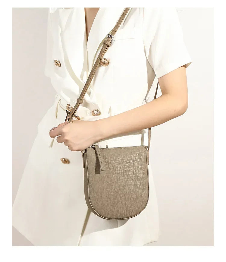 Mini sac bandoulière pochette femme, parfait pour téléphone, cuir grainé noir.