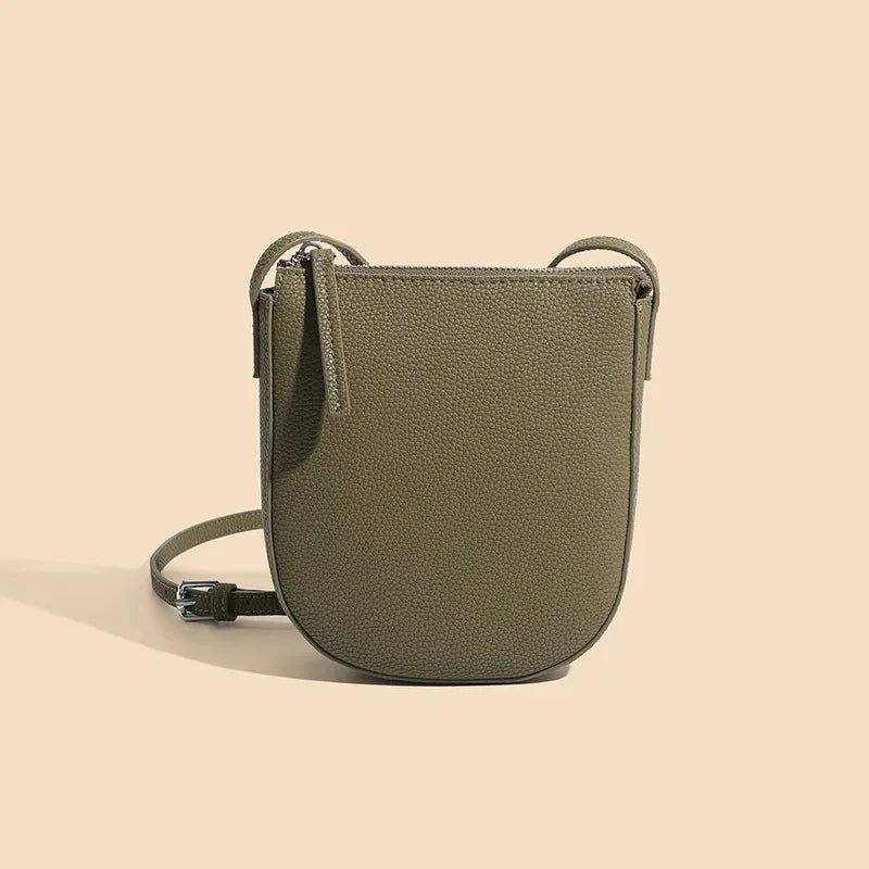 Sacoche élégante en cuir grainé pour téléphone, accessoire femme chic, bandoulière.