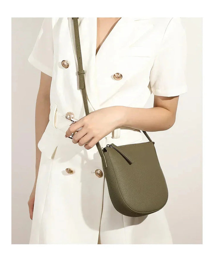 Pochette téléphone femme, sac bandoulière pratique, accessoire soirée en cuir grainé.