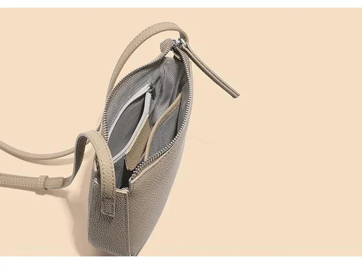 Détail du cuir grainé d'un mini sac bandoulière téléphone femme, accessoire élégant.