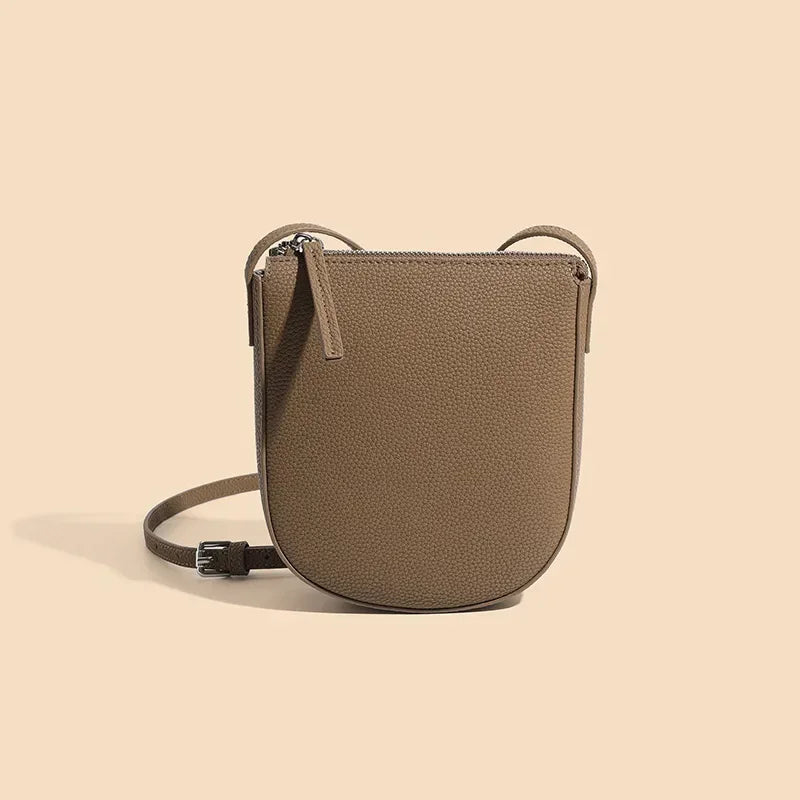 Accessoire femme polyvalent, sac bandoulière téléphone pratique, élégant cuir grainé.