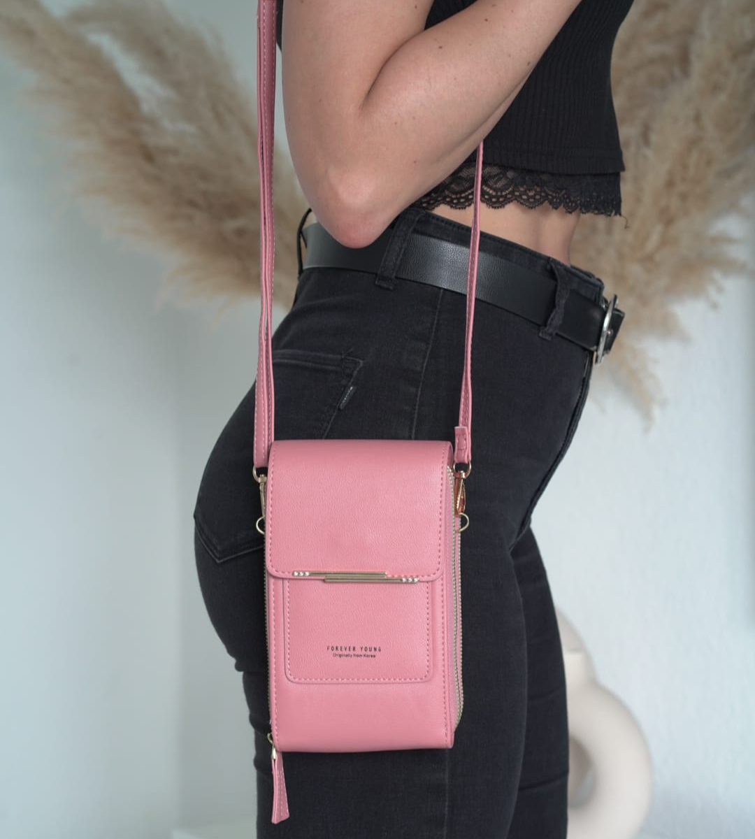 Pochette bandoulière compacte pour femmes, écran tactile intégré, parfaite pour garder votre téléphone accessible.
