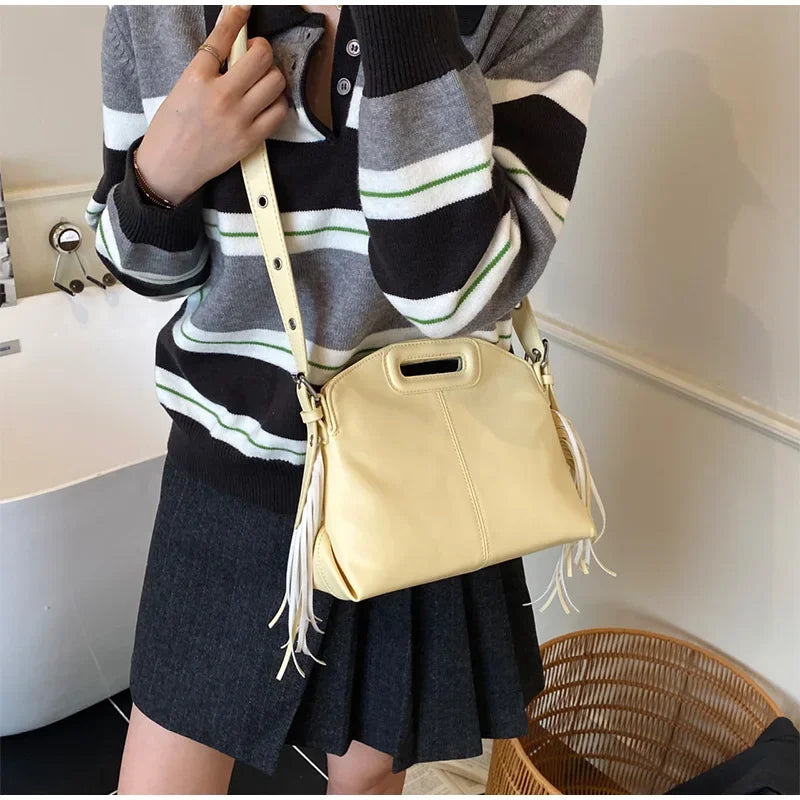Sac bandoulière polyvalent, un accessoire intemporel en similicuir de qualité.