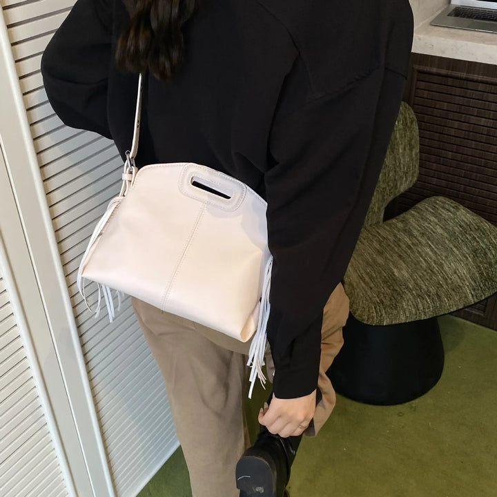 Sac épaule moderne en similicuir, accessoire de mode pour femme dynamique.