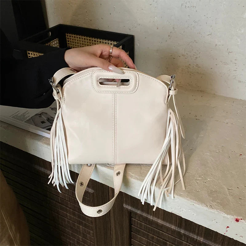 Sac bandoulière femme au design unique, parfait pour un look tendance et actuel.