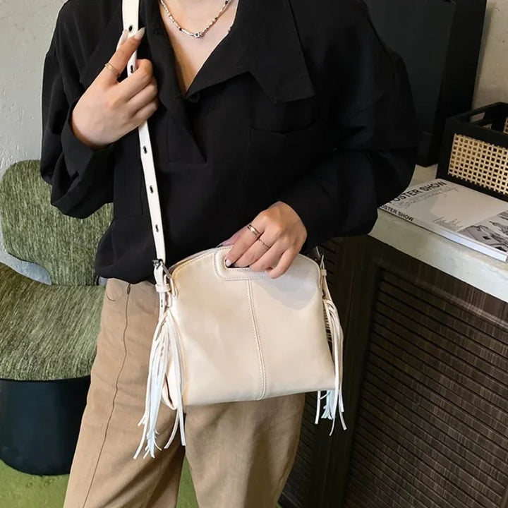 Accessoire de mode féminin : sac bandoulière chic en similicuir, style moderne.