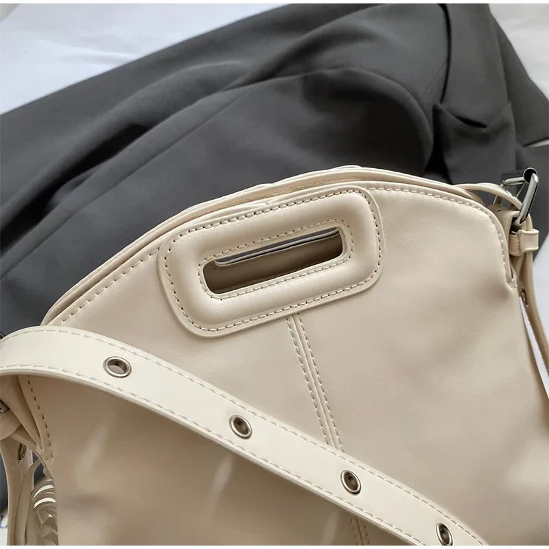 Sac bandoulière en similicuir résistant, alliant style bohème et chic urbain.