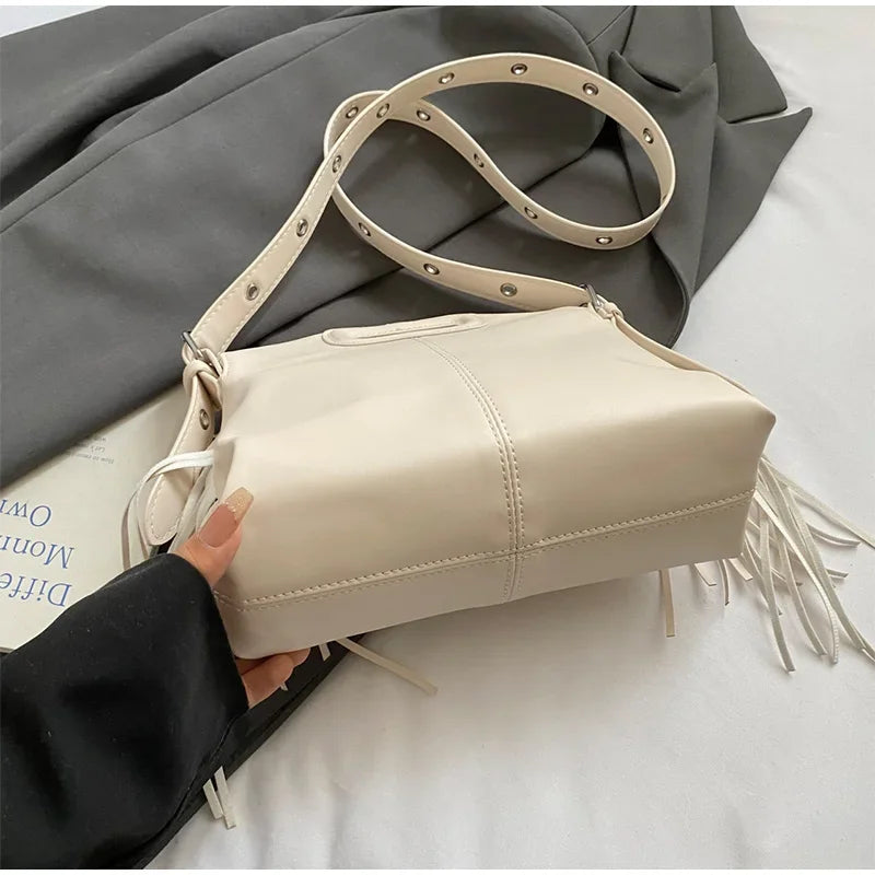 Sac épaule mode pour femme, accessoire essentiel pour compléter votre tenue.