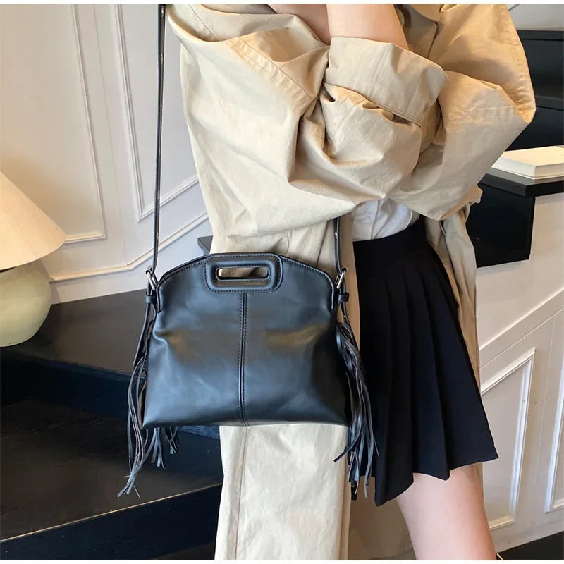 Tendance : Sac bandoulière femme avec détails uniques, similicuir élégant.