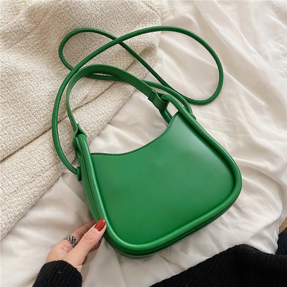 Sac bandoulière vert chic pour femme, en cuir PU grainé, style sophistiqué et compact, vue de face.