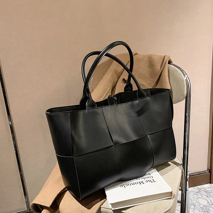 Sac bandoulière tressé élégant pour femme, grande capacité, parfait accessoire de mode et quotidien.