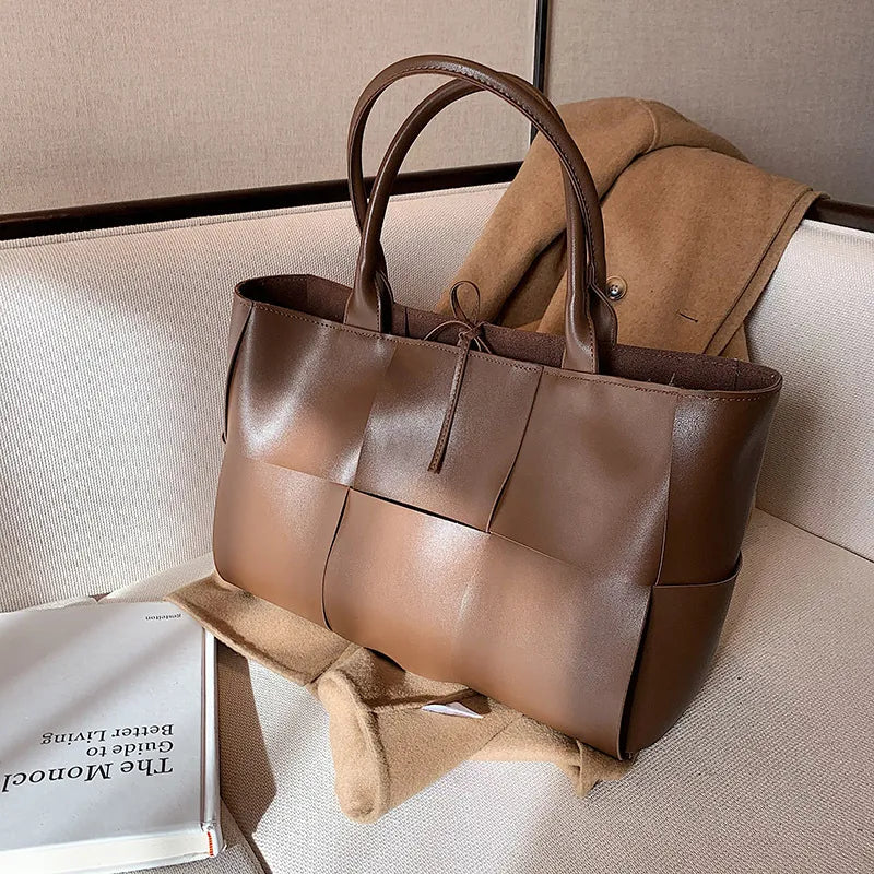 Grand sac à main femme tressé, polyvalent et spacieux, idéal pour le quotidien. Style chic assuré.