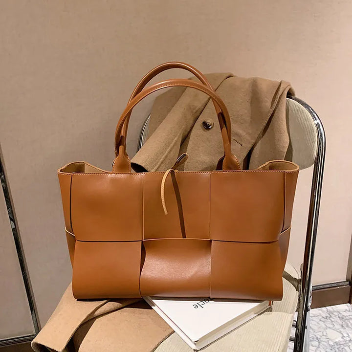 Sac à bandoulière femme, design tressé unique, offrant une grande capacité pour tous vos essentiels.
