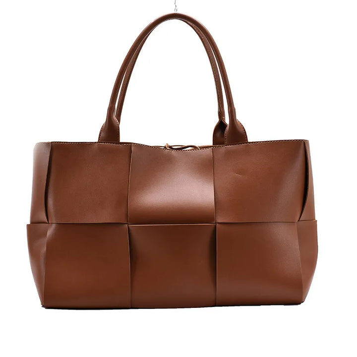 Accessoire mode: sac bandoulière tressé pour femmes, grand et fonctionnel, un incontournable élégant.