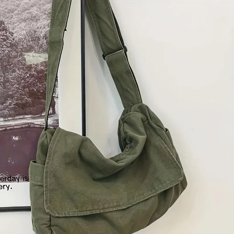 Détail du tissu écologique et des coutures robustes du sac bandoulière mixte, qualité durable.
