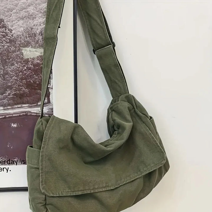 Détail du tissu écologique et des coutures robustes du sac bandoulière mixte, qualité durable.