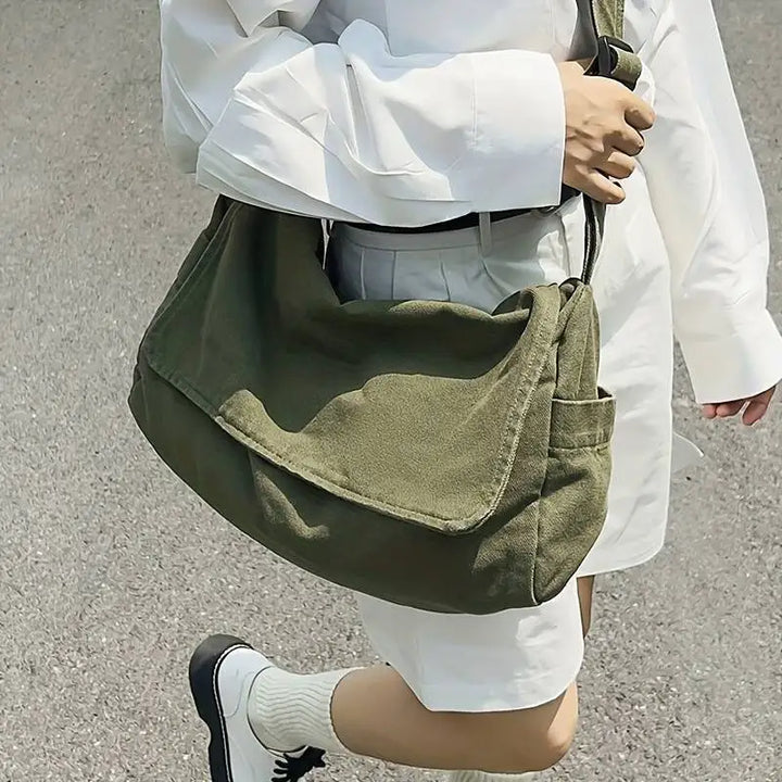 Sac bandoulière vintage en toile résistante, léger et pratique, parfait pour homme et femme.
