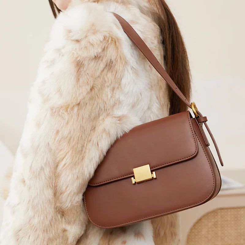 Sac bandoulière vegan luxe pour femme. Cuir vegan élégant, parfait accessoire quotidien.