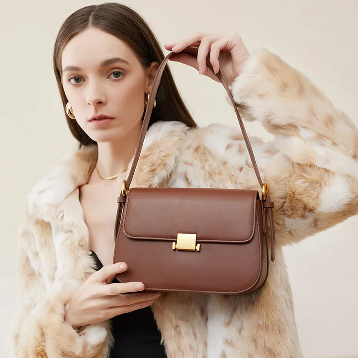 Sac bandoulière vegan abricot. Style luxe et tendance, accessoire chic en cuir vegan pour femme.