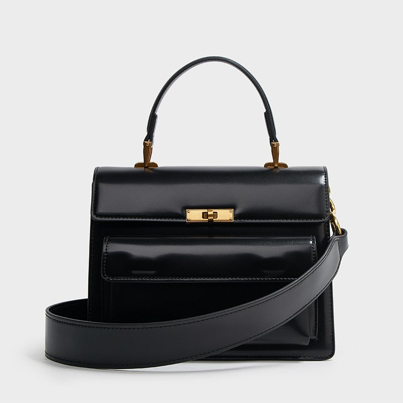 Sac à bandoulière vernis noir pour femme, style élégant et chic, parfait accessoire de mode.