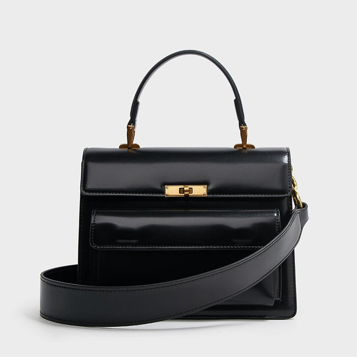 Sac à bandoulière vernis noir pour femme, style élégant et chic, parfait accessoire de mode.
