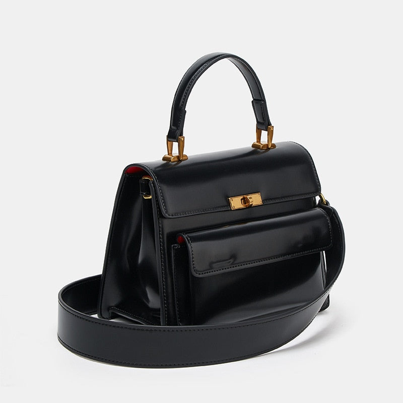 Sac à main femme en similicuir vernis noir, bandoulière réglable, idéal pour un look rétro.