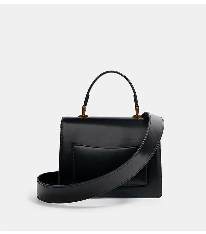 Élégant sac épaule noir vernis, accessoire chic pour femme, idéal pour le quotidien et les sorties.