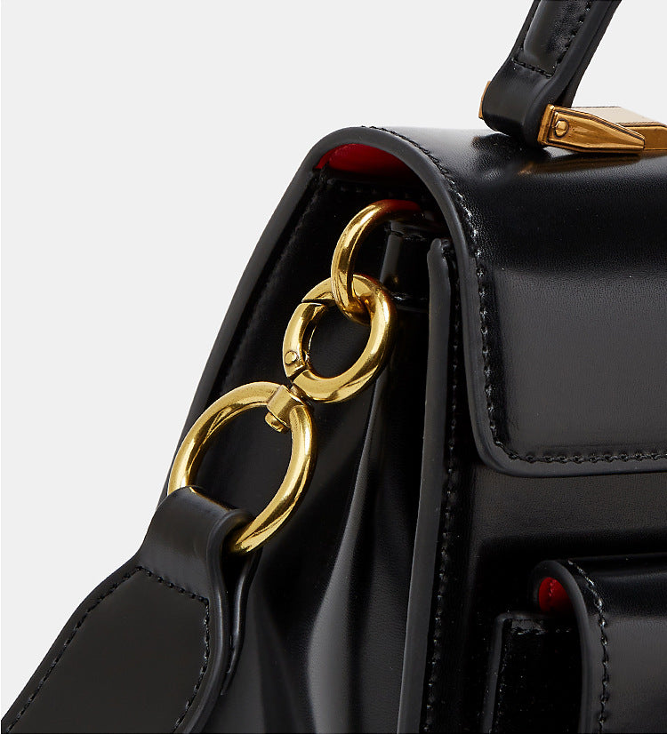 Sac noir vernis femme, format compact, bandoulière pratique, pour un style raffiné et moderne.