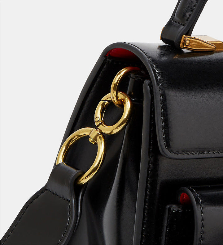 Sac noir vernis femme, format compact, bandoulière pratique, pour un style raffiné et moderne.