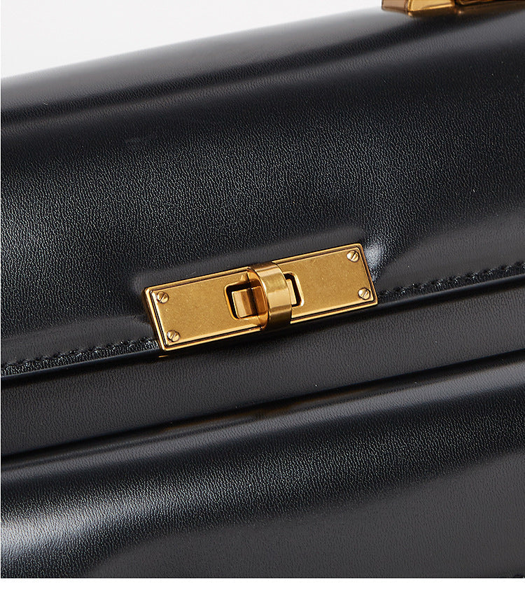 Sac à main femme noir brillant, bandoulière confortable, le détail mode qui sublime votre tenue.