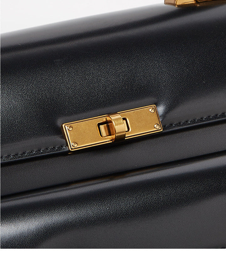 Sac à main femme noir brillant, bandoulière confortable, le détail mode qui sublime votre tenue.