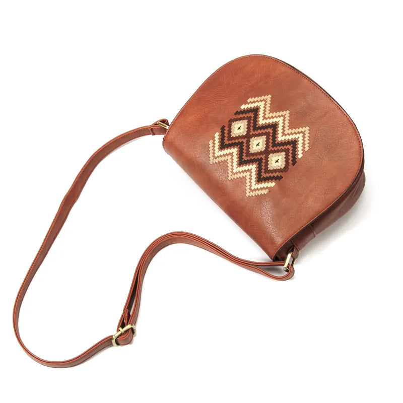 Sac bandoulière vintage en cuir marron pour femme élégante, style rétro chic.