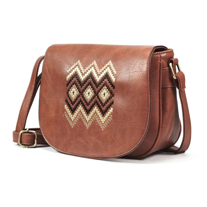 Accessoire mode féminin: sac bandoulière rétro en cuir, élégant et pratique.