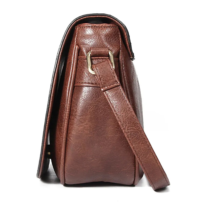 Sac en cuir vintage marron foncé, bandoulière femme, look sophistiqué.