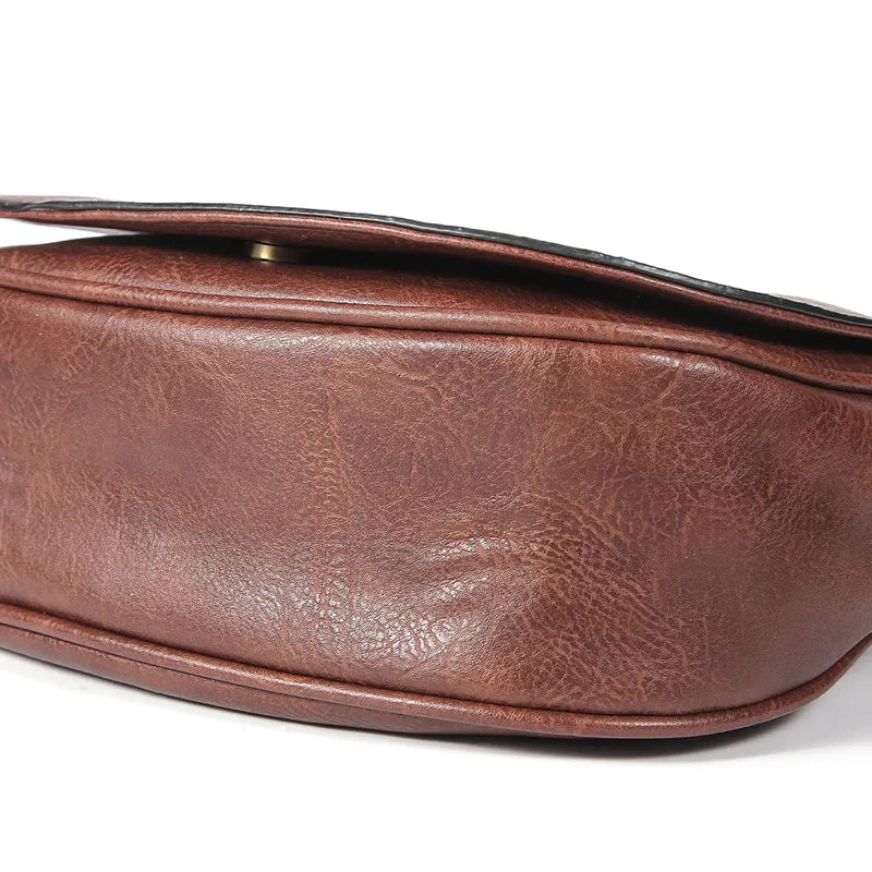 Tendance rétro: sac bandoulière en cuir pour femme, accessoire mode polyvalent.