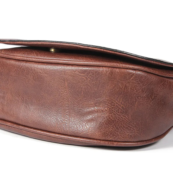 Tendance rétro: sac bandoulière en cuir pour femme, accessoire mode polyvalent.