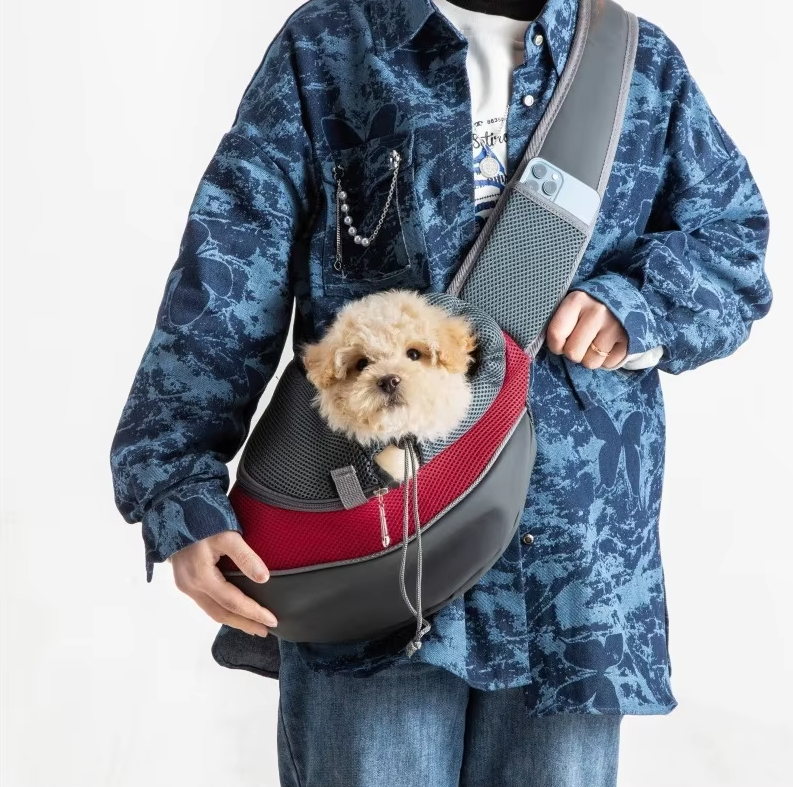 Sac bandoulière chien, transport animal confortable et respirant.  Design ergonomique, sécurité optimale.
