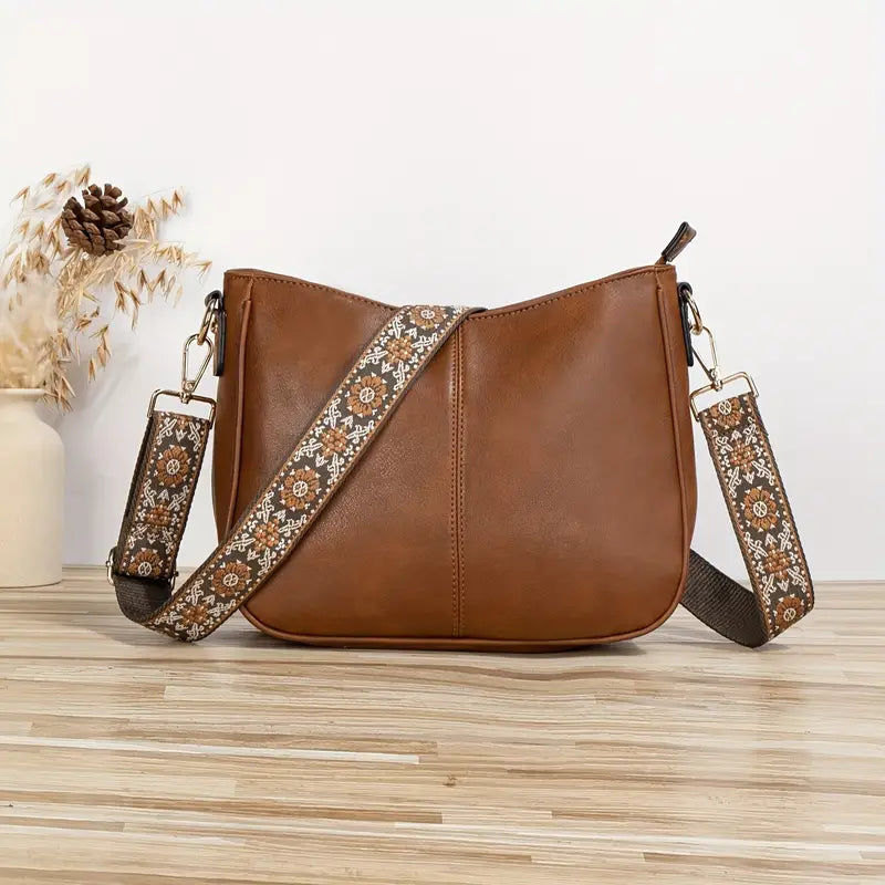 Sac bandoulière femme chic, cuir végan. Design compact, bandoulière ajustable.  Idéal ville/soirée.