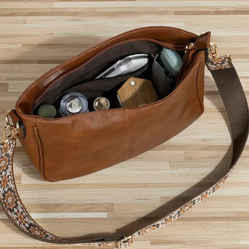 Sac bandoulière femme chic, cuir végan. Design compact, bandoulière ajustable.  Idéal ville/soirée.