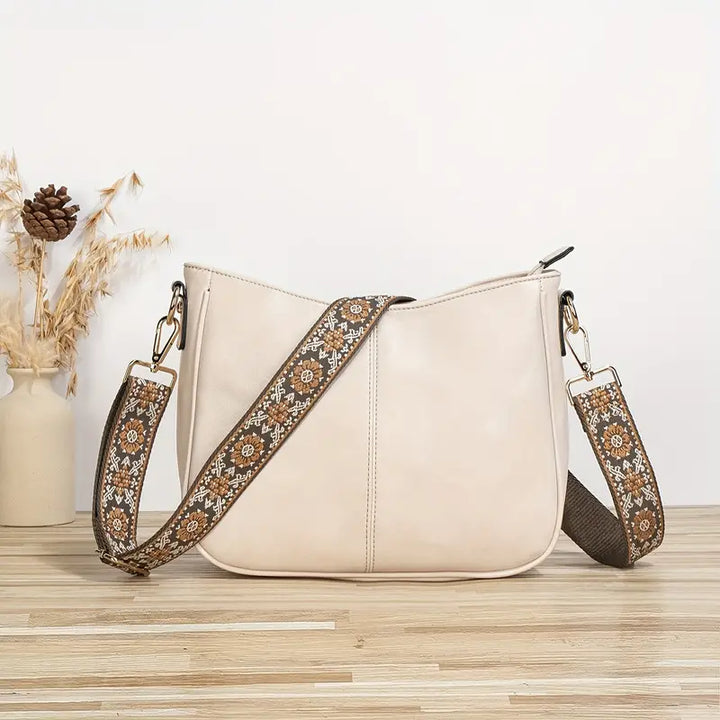 Sac bandoulière femme chic, cuir végan. Design compact, bandoulière ajustable.  Idéal ville/soirée.