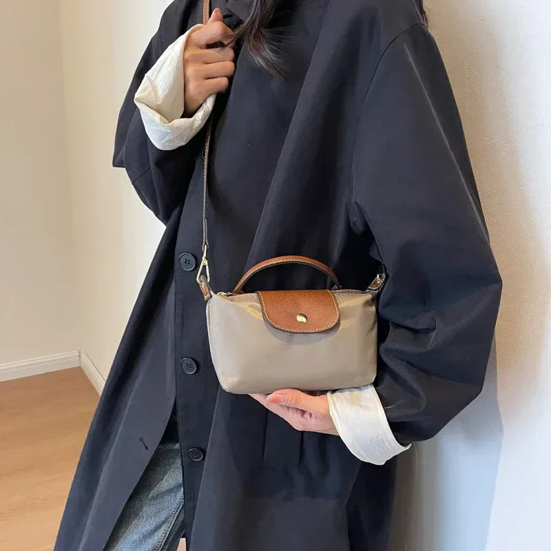 Sac bandoulière femme, élégant et compact.  Idéal automne.  Chic minimaliste.
