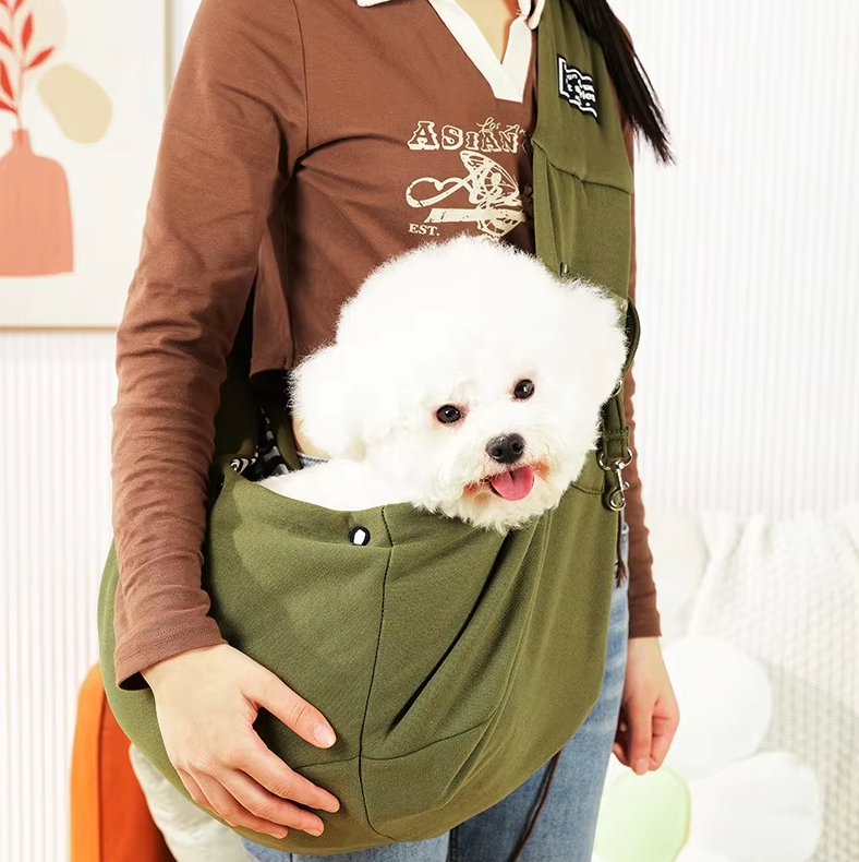 Sac bandoulière pour chien et chat. Transport confortable et sécurisé. Idéal pour promenades et voyages.