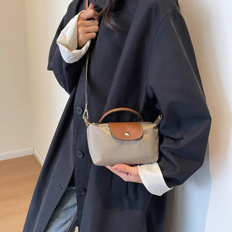 "Sac bandoulière pour femmes en nylon durable, chic et pratique, design élégant adapté au quotidien."