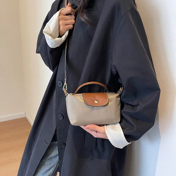 "Sac bandoulière pour femmes en nylon durable, chic et pratique, design élégant adapté au quotidien."