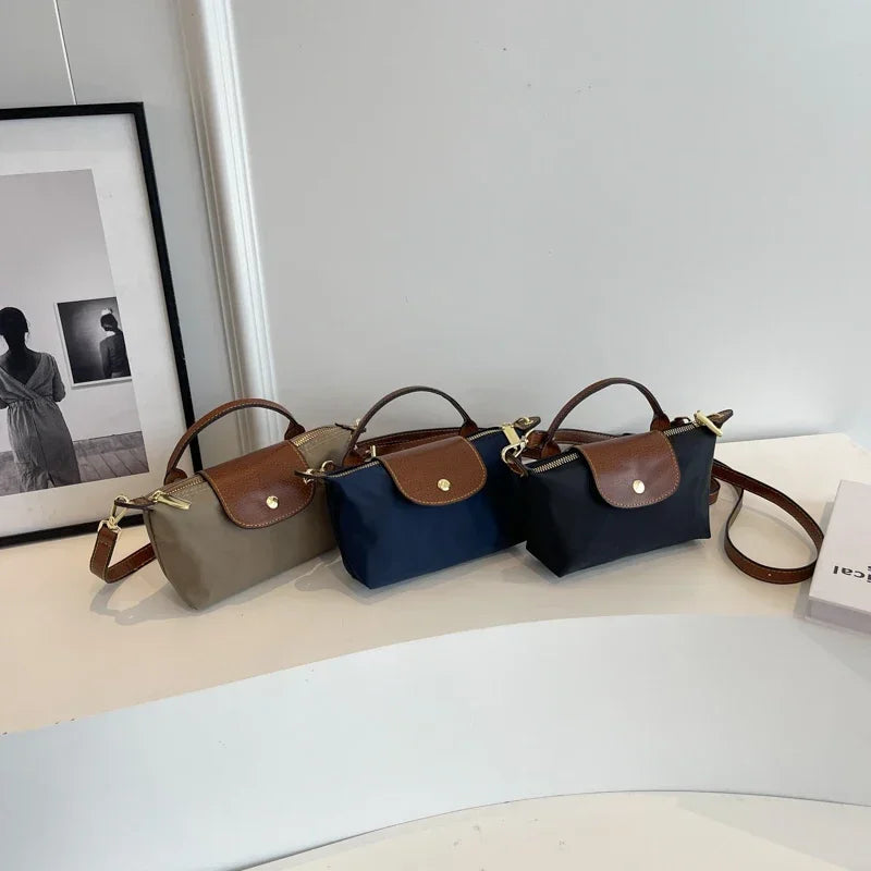 "Sac bandoulière pour femmes en nylon durable, chic et pratique, design élégant adapté au quotidien."
